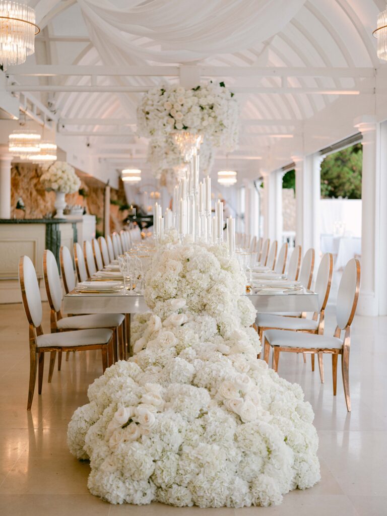 wedding flowers aisle French Riviera photographer dinner decor